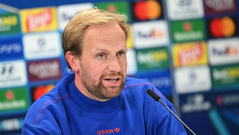 Bei der Pressekonferenz vor dem Arsenal-Spiel schlüpfte Aaron Danks schon mal in die Chefrolle. Bei der Pressekonferenz vor dem Arsenal-Spiel schlüpfte Aaron Danks schon mal in die Chefrolle.