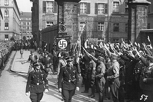 15. März 1933: Die Nazis feiern das &bdquo;Einholen der Blutfahne&ldquo; vor dem Polizeipräsidium München in der Ettstraße