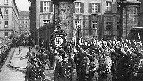 15. März 1933: Die Nazis feiern das „Einholen der Blutfahne“ vor dem Polizeipräsidium München in der Ettstraße 15. März 1933: Die Nazis feiern das „Einholen der Blutfahne“ vor dem Polizeipräsidium München in der Ettstraße