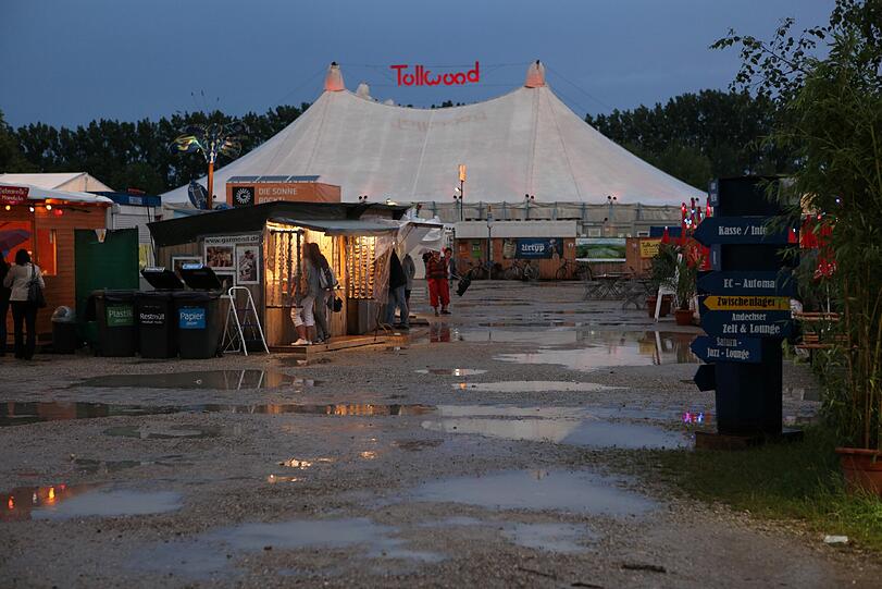 Münchens beliebtes Sommerfestival läuft wieder. Am Mittwoch wurde das Tollwood 2011 eröffnet. Impressionen von Tag 1.