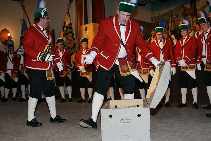 Am Donnerstag war mit der Generalprobe des Schäfflertanzes im Augustinerkeller der Startschuss für die Tanzsaison 2012 gegeben worden.