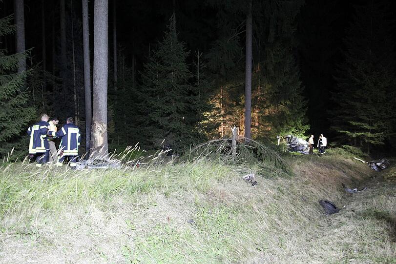 Durch die Wucht des Aufpralls wurde der Mercedes regelrecht zerfetzt. Der Fahrer starb in den Trümmern.