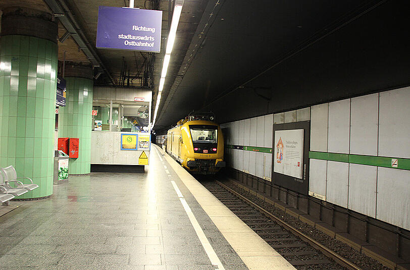 Der gelbe Turmtriebwagen fährt die gesamte Stammstrecke ab - Mitarbeiter überprüfen die Oberleitung nach weiteren Defekten.