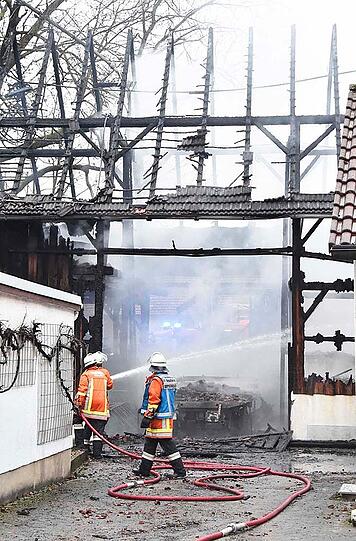 Bilder vom Bauernhof-Brand in Neufahrn bei Freising. Der Landwirt erlitt einen Herzinfarkt, als er den Brand bemerkte.