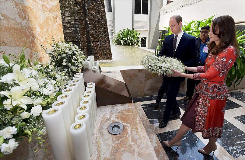 Prinz William und seine Frau Kate haben am ersten Tag ihrer Indien-Reise das berühmte Taj Mahal Palace Hotel besucht.