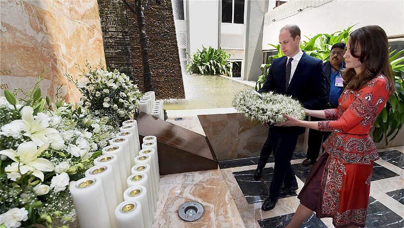 Prinz William und seine Frau Kate haben am ersten Tag ihrer Indien-Reise das berühmte Taj Mahal Palace Hotel besucht. Prinz William und seine Frau Kate haben am ersten Tag ihrer Indien-Reise das berühmte Taj Mahal Palace Hotel besucht.