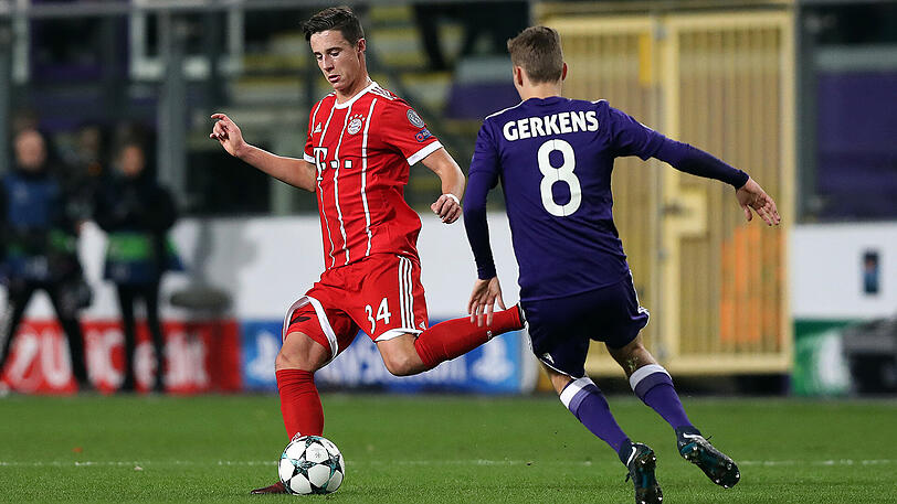Viel zu tun bei seinem Profidebüt für den FC Bayern: Der 19-jährige Marco Friedl (l.).