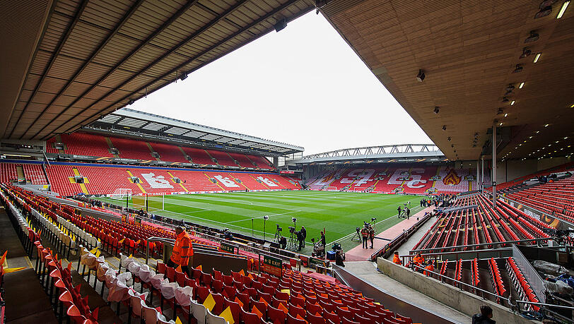 Das Duell der beiden Legenden-Teams findet an der Anfield Road in Liverpool statt. Das Duell der beiden Legenden-Teams findet an der Anfield Road in Liverpool statt.