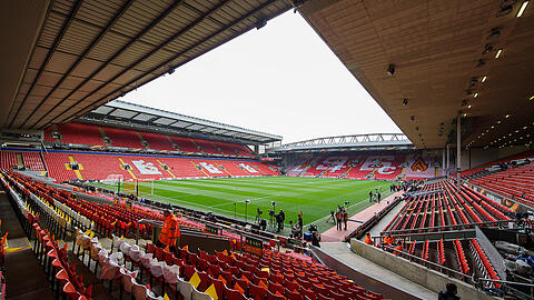 Das Duell der beiden Legenden-Teams findet an der Anfield Road in Liverpool statt.