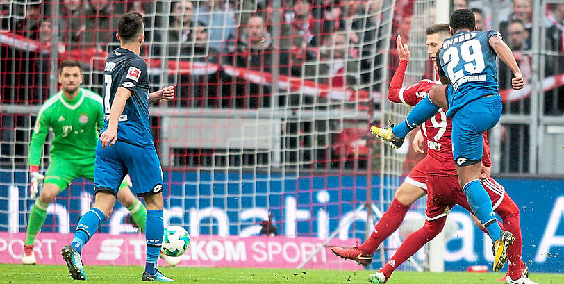 Serge Gnabry - damals noch im Hoffenheim-Trikot - erzielte in der Saison 2017/18 einen Treffer gegen den FC Bayern.