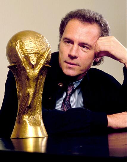 Was denkt wohl Franz Beckenbauer bei dieser Aufnahme in Hamburg 1989? Aufgenommen wurde das Bild ein Jahr vor dem Gewinn der Weltmeisterschaft 1990 in Rom.