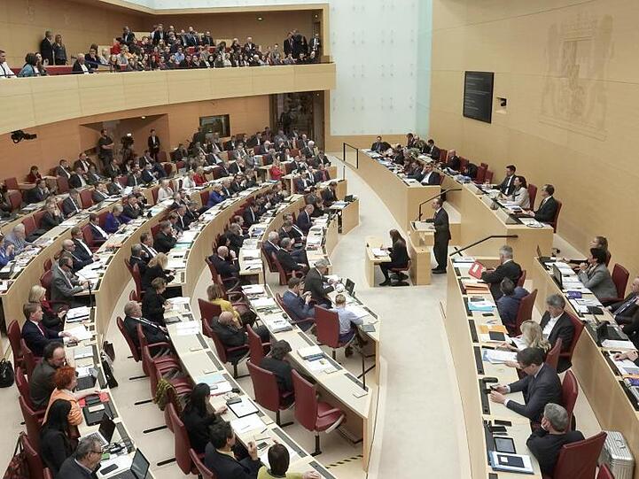 Blick in den Plenarsaal des Bayerischen Landtags. Foto: Jennifer Weese/dpa