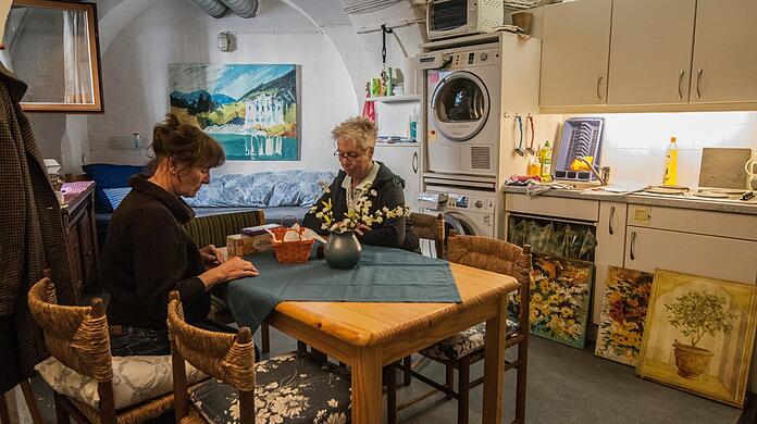 Gabriele Krack (r.) mit einer Kollegin vom Sonntagsbrunch. Krack ist eine der Leiterinnen des Angebots für wohnungslose Frauen im Keller von St. Lukas. Krack übernimmt regelmäßig selbst die Rolle der Gastgeberin und übernachtet mit im Keller. Die Frauen finden dort Zuflucht, eine warme Mahlzeit, ein Bett und wenn sie wollen auch Ansprache.