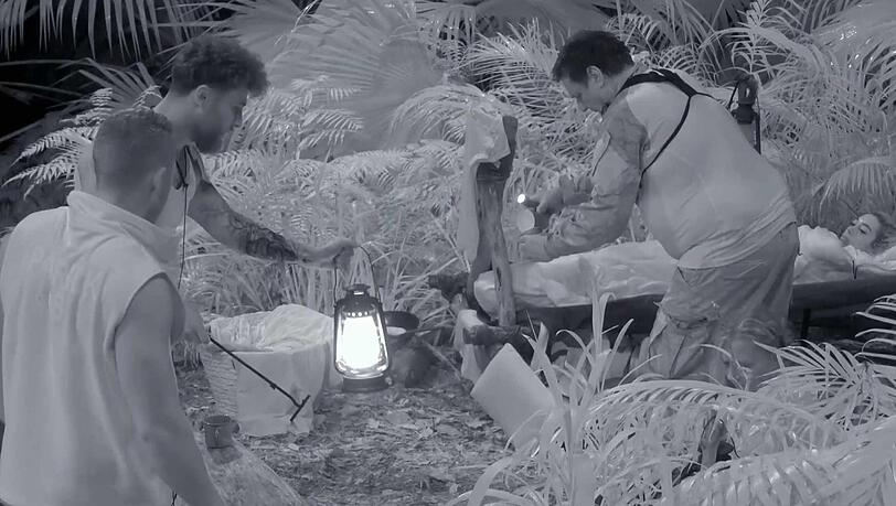 Mitten in der Nacht muss ein Ranger den Dschungelcampern zur Hilfe eilen.