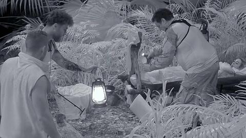 Mitten in der Nacht muss ein Ranger den Dschungelcampern zur Hilfe eilen.