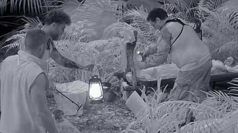 Mitten in der Nacht muss ein Ranger den Dschungelcampern zur Hilfe eilen.