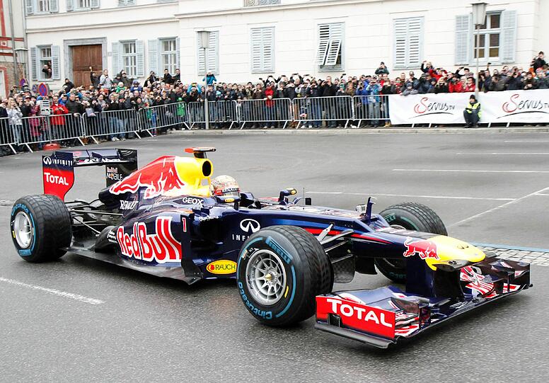 Große Siegesfeier für Sebastian Vettel in Graz: 30.000 Fans feiern den dreimaligen Titelträger, der er in seinem Red Bull einige Runden durch das alte Zentrum der österreichischen Stadt drehte.