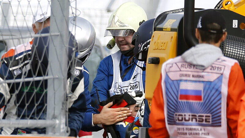 Toro-Rosso-Pilot Carlos Sainz ist in Sotschi verunglückt. Die Bilder. Toro-Rosso-Pilot Carlos Sainz ist in Sotschi verunglückt. Die Bilder.