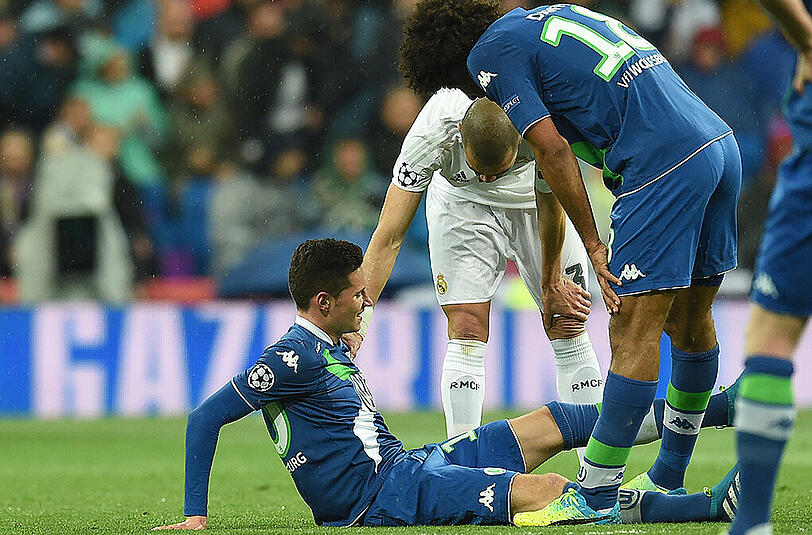 Das traurige Ende einer traurigen Dienstreise: Julian Draxler verletzt sich bei der 0:3-Niederlage der Wolfsburger in Madrid.
