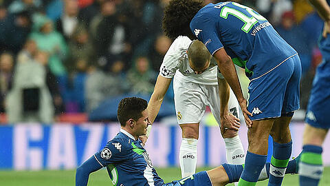 Das traurige Ende einer traurigen Dienstreise: Julian Draxler verletzt sich bei der 0:3-Niederlage der Wolfsburger in Madrid.