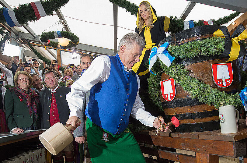 Tradition: Der Münchner Oberbürgermeister sticht das erste Bierfass auf der Wiesn an. Hier Dieter Reiter (SPD) im Jahr 2015.