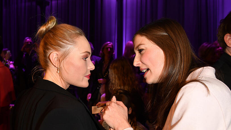 Die US-amerikanische Schauspielerin Kate Bosworth (l) spricht in Berlin im Rahmen der Berliner Modewoche bei Show des Labels Marc Cain mit der Schauspielerin Alexandra Maria Lara.