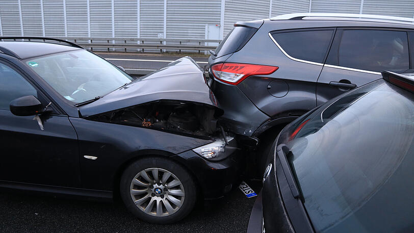 Bei der Massenkarambolage auf der A73 verletzten sich 18 Personen. Die Bilder von der Unfallstelle bei Breitengüßbach zum Durchklicken.