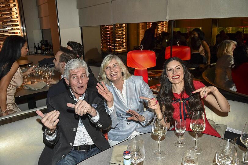 Frederic Meisner mit Frau Yvonne und Jeannette Graf.