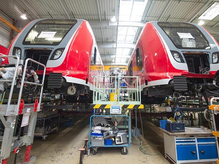 Bahnwaggons stehen in einer Bombardier-Werkhalle im sächsischen Görlitz.