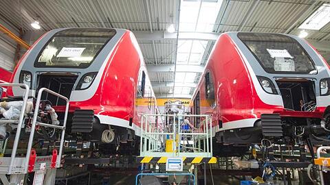Bahnwaggons stehen in einer Bombardier-Werkhalle im sächsischen Görlitz.