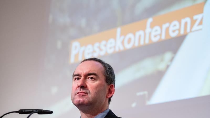 Hubert Aiwanger (Freie Wähler) spricht auf einer Pressekonferenz.