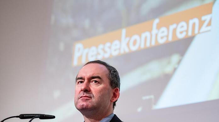 Hubert Aiwanger (Freie Wähler) spricht auf einer Pressekonferenz.
