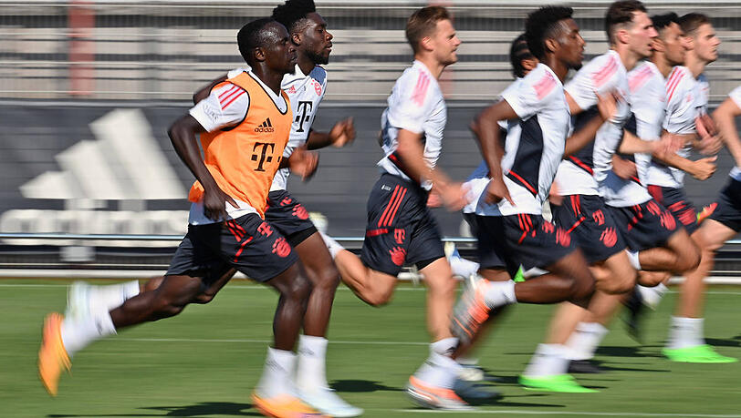 Höchstgeschwindigkeit im Doppelpack: Neuzugang Sadio Mané (l.) und Alphonso Davies (2.v.l.) werden in Zukunft auf der linken Bayern-Seite für mächtig Wirbel sorgen.