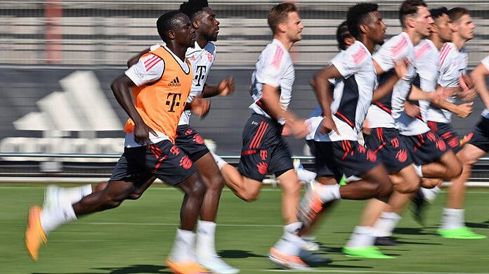 Höchstgeschwindigkeit im Doppelpack: Neuzugang Sadio Mané (l.) und Alphonso Davies (2.v.l.) werden in Zukunft auf der linken Bayern-Seite für mächtig Wirbel sorgen.