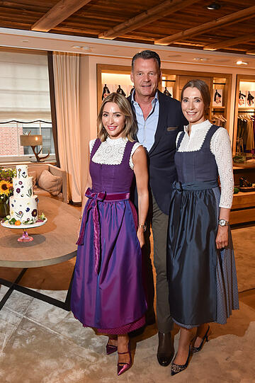 Kinga Mathe mit Elke Cecilia Riehl und Markus Höhn (Lodenfrey-Geschäftsführer).
