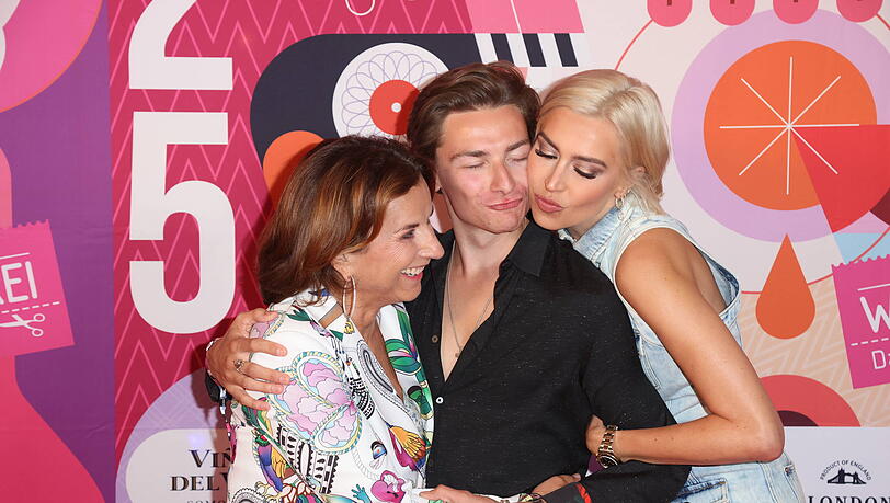Claudia Obert mit ihrem Freund Max Suhr und Promi-Kollegin Verena Kerth (r.). Die beiden Promi-Damen verbindet eine enge Freundschaft. Claudia Obert mit ihrem Freund Max Suhr und Promi-Kollegin Verena Kerth (r.). Die beiden Promi-Damen verbindet eine enge Freundschaft.