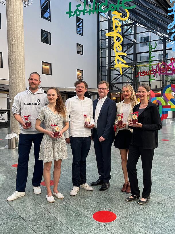 Die Preisträger von links: Matthias Groeneveld, Leslie Protz , Martin Laschewski, SPK-Vorstand Bernd Hochberger, Carmen Nolte und Simone Paffrath. Die Preisträger von links: Matthias Groeneveld, Leslie Protz , Martin Laschewski, SPK-Vorstand Bernd Hochberger, Carmen Nolte und Simone Paffrath.