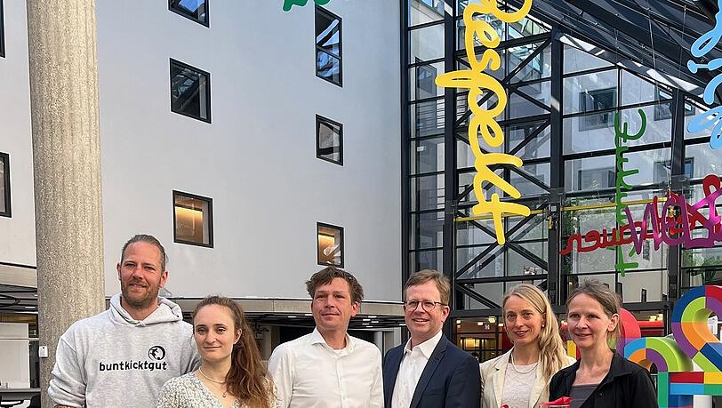 Die Preisträger von links: Matthias Groeneveld, Leslie Protz , Martin Laschewski, SPK-Vorstand Bernd Hochberger, Carmen Nolte und Simone Paffrath. Die Preisträger von links: Matthias Groeneveld, Leslie Protz , Martin Laschewski, SPK-Vorstand Bernd Hochberger, Carmen Nolte und Simone Paffrath.