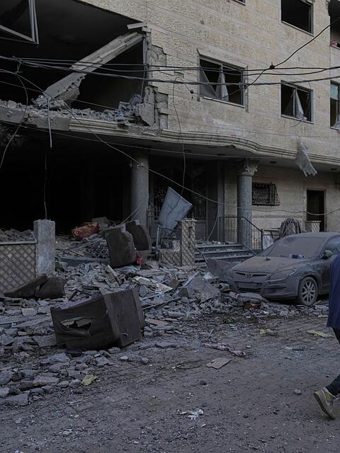 Bei einem israelischen Luftangriff auf einen Hamas-F&uuml;hrer wurden nach Angaben von Rettungskr&auml;ften mindestens f&uuml;nf Pal&auml;stinenser get&ouml;tet.
