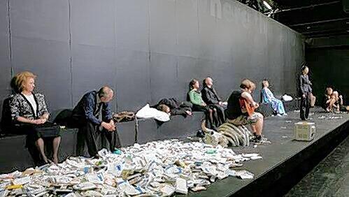 Familienkämpfe auf der langen Bank: Probenszene zu „Eine Familie“, das Enrico Lübbe inmitten von Tabletten-Bergen inszeniert. Familienkämpfe auf der langen Bank: Probenszene zu „Eine Familie“, das Enrico Lübbe inmitten von Tabletten-Bergen inszeniert.