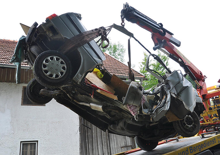 An einem Baum zerschellt ist das Unfallfahrzeug - die Bilder vom Horror-Crash in Simbach.