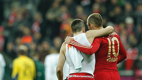 Das Traum-Duo "Robbery" liegt sich nach dem Spiel glücklich in den Armen. Arjen Robben und Franck Ribéry haben die Bayern heute zurück auf die Erfolgsspur gebracht.