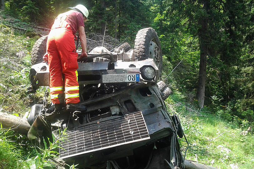 80 Meter tief stürzt ein Lastwagen nahe Bayrischzell den Hang hinab. Der Fahrer (42) fliegt auf halber Höhe aus dem 7,5-Tonner und wird schwer verletzt.