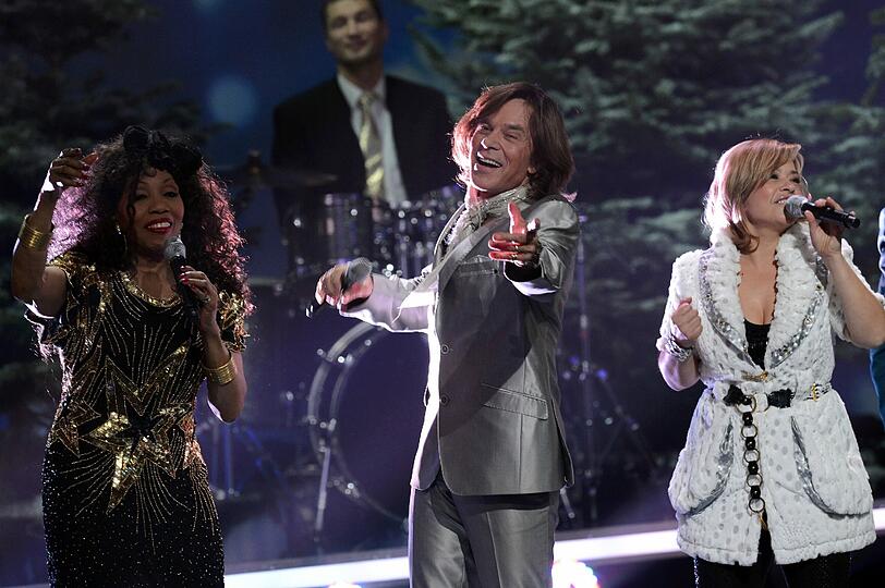Schlagersänger Jürgen Drews singt mit den Les Humphries Singers.