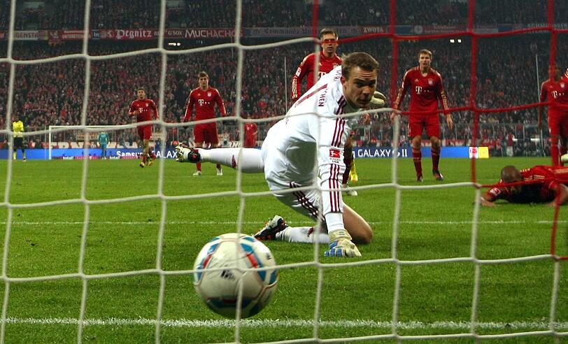19.11.2011 - Die nächste Heimniederlage in der Meisterschaft. Auch der neue Torwart Manuel Neuer kann das 0:1 durch einen Treffer von Mario Götze nicht verhindern.