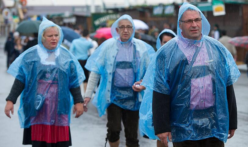 SAUWETTER: Am ersten Wiesn-Tag zapft auch Petrus an. Es regnet wie aus Eimern...