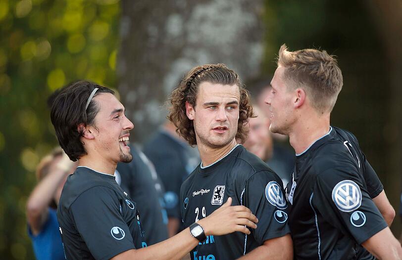 Gut gelaunt: Markus Schwabl (links) und Yannick Stark (mitte) beim Laktattest.