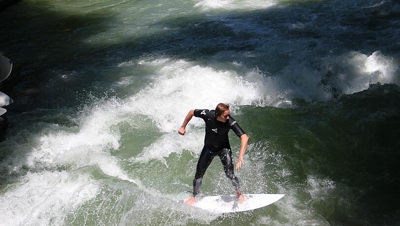 Gehört besonders im Sommer dazu: Eisbachsurfen auf der „stehenden Welle“ am Haus der Kunst. Gehört besonders im Sommer dazu: Eisbachsurfen auf der „stehenden Welle“ am Haus der Kunst.