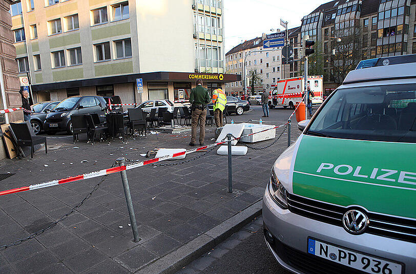 Vor diesem Cafe war der Autofahrer in eine Gruppe gefahren.