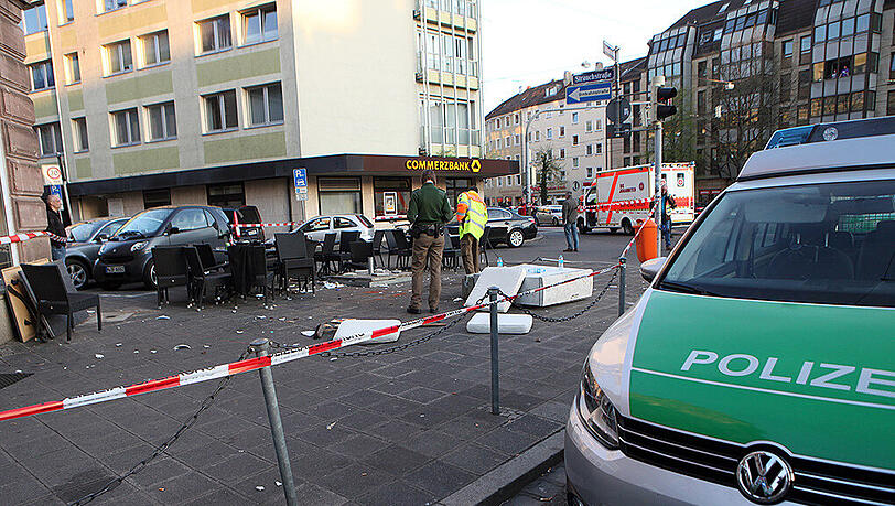 Vor diesem Cafe war der Autofahrer in eine Gruppe gefahren. Vor diesem Cafe war der Autofahrer in eine Gruppe gefahren.